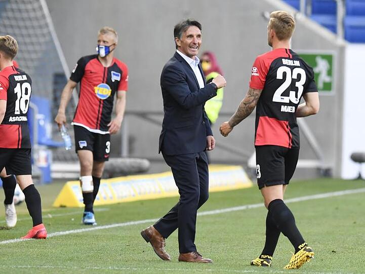 Bruno Labbadia (2.v.r.) feierte einen gelungenen Einstand als Hertha-Coach.