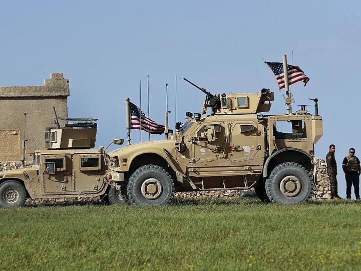 Fahrzeuge der US-Armee in der Nähe von Manbidsch: Nach der Ankündigung des US-Truppenabzugs aus Syrien warnten die Kurden vor einem Wiedererstarken der IS-Terrormiliz.