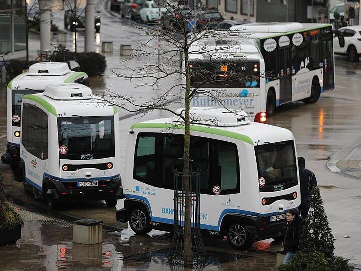 Autonom fahrende, elektrische Busse am Busbahnhof in Monheim. Die Flotte hat mit einem etwas holprigen Start den Linienbetrieb aufgenommen.