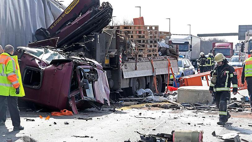 A99: Lastwagen donnert in Stau