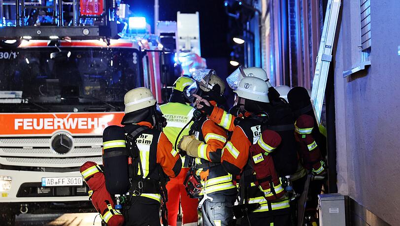 Beim Löschen des Brands bewarf der Bewohner Feuerwehrleute mit Gegenständen und verletzte zwei von ihnen leicht.