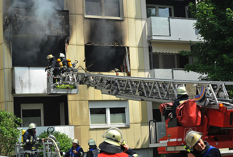 Drei Bewohner bei Explosion in Haus verletzt: In Altdorf ist eine Wohnung in die Luft geflogen. Die Bilder.