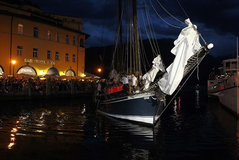 Am Sonntagabend wurden die Bayern offiziell im Trainingslager am Gardasee willkommen geheißen - und schipperten mit dem Segelboot an. Sehen Sie hier die Bilder.
