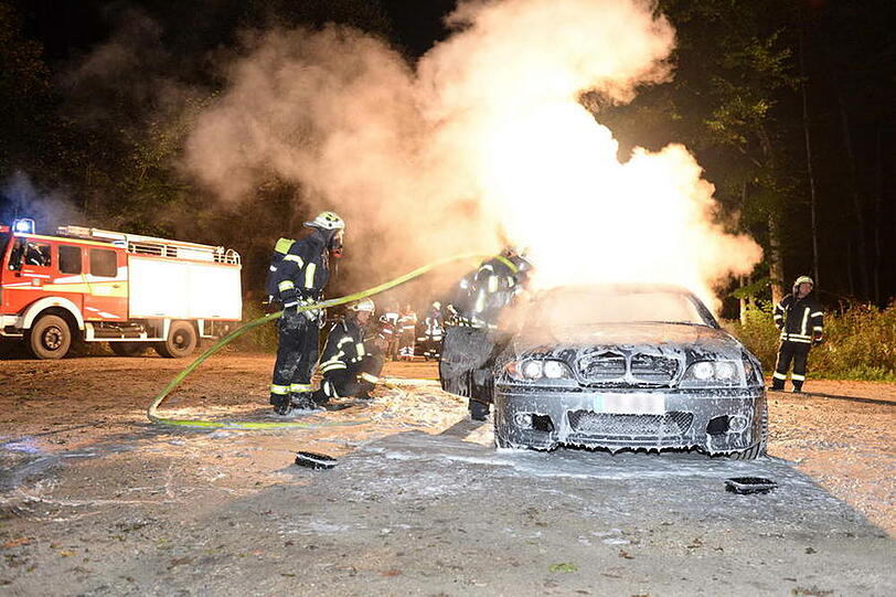 Auf der B 306 bei Siegsdorf brannte ein BMW-Cabrio völlig aus. Der Fahrer konnte sich in letzter Sekunde retten. Die Bilder vom Feuerwehreinsatz.