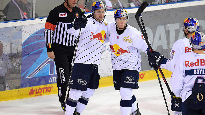 Auf ihn wird es in den Playoffs ankommen: EHC-Topscorer Keith Aucoin (Mitte), der hier mit Brooks Macek (links) jubelt.