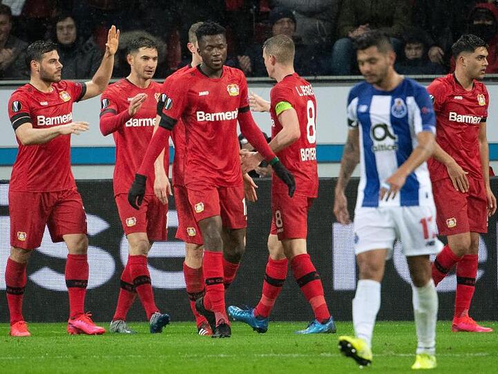 Leverkusens Spieler bejubeln das Tor zum 1:0 gegen Porto.