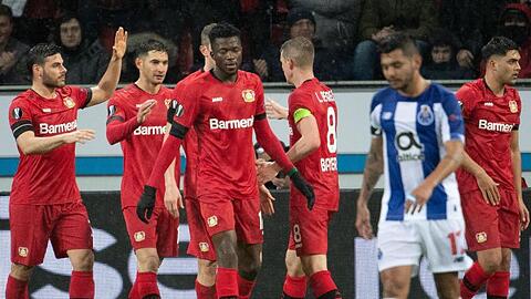 Leverkusens Spieler bejubeln das Tor zum 1:0 gegen Porto.