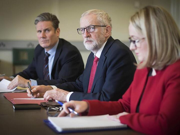 Unter Zeitdruck: Labour-Chef Jeremy Corbyn (M.) bereitet mit den Abgeordneten Kier Stammer (l.) und Rebecca Long Bailey das Treffen mit Premierministerin May vor.