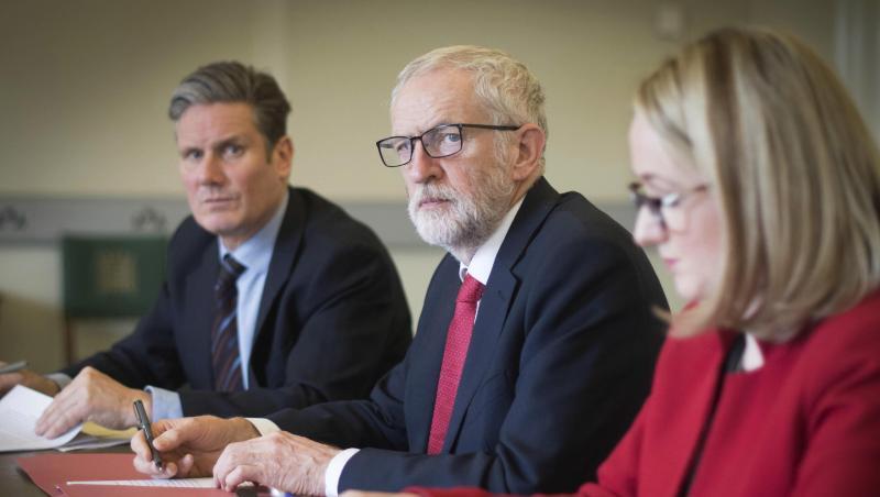 Unter Zeitdruck: Labour-Chef Jeremy Corbyn (M.) bereitet mit den Abgeordneten Kier Stammer (l.) und Rebecca Long Bailey das Treffen mit Premierministerin May vor. Unter Zeitdruck: Labour-Chef Jeremy Corbyn (M.) bereitet mit den Abgeordneten Kier Stammer (l.) und Rebecca Long Bailey das Treffen mit Premierministerin May vor.