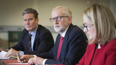Unter Zeitdruck: Labour-Chef Jeremy Corbyn (M.) bereitet mit den Abgeordneten Kier Stammer (l.) und Rebecca Long Bailey das Treffen mit Premierministerin May vor.