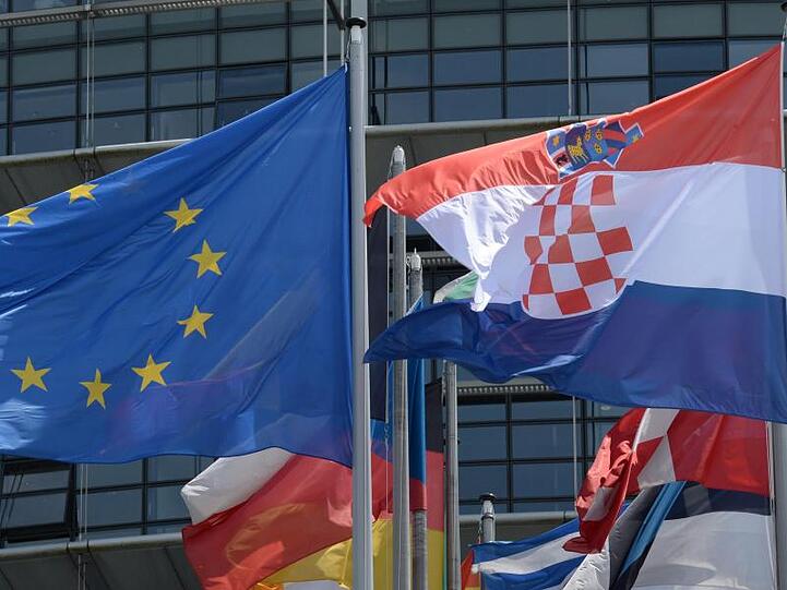 Die Flaggen der EU und Kroatiens vor dem Europäischen Parlament in Straßburg.