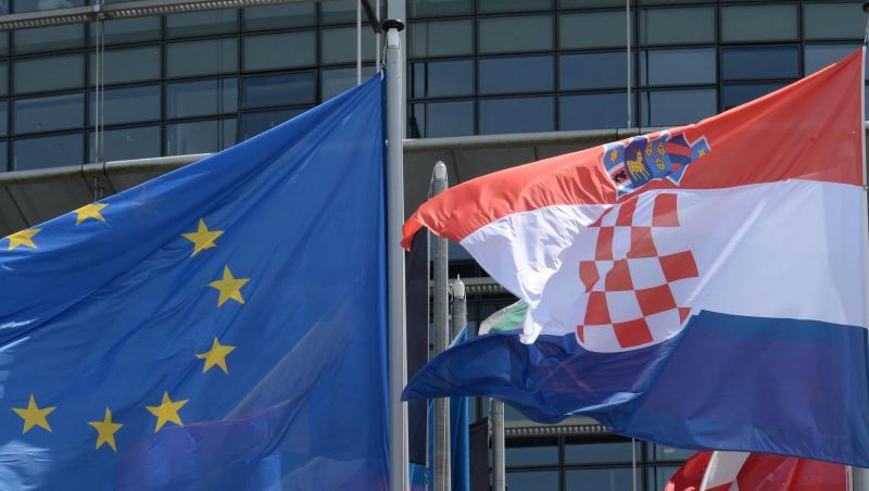 Die Flaggen der EU und Kroatiens vor dem Europäischen Parlament in Straßburg.