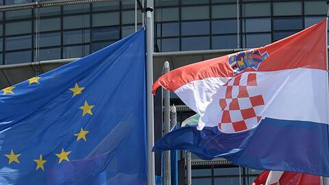 Die Flaggen der EU und Kroatiens vor dem Europäischen Parlament in Straßburg.