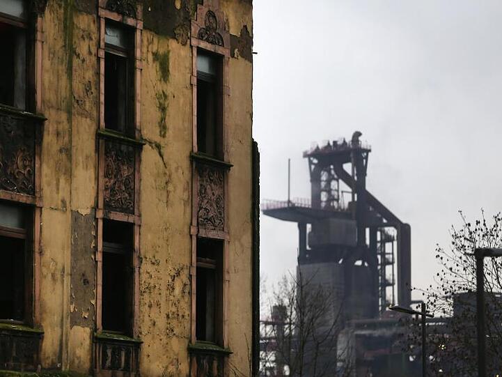 Leerstehendes Haus in Duisburg-Bruckhausen: Der Niedergang von Stahl und Kohle hat das Ruhrgebiet zum Armenhaus gemacht.