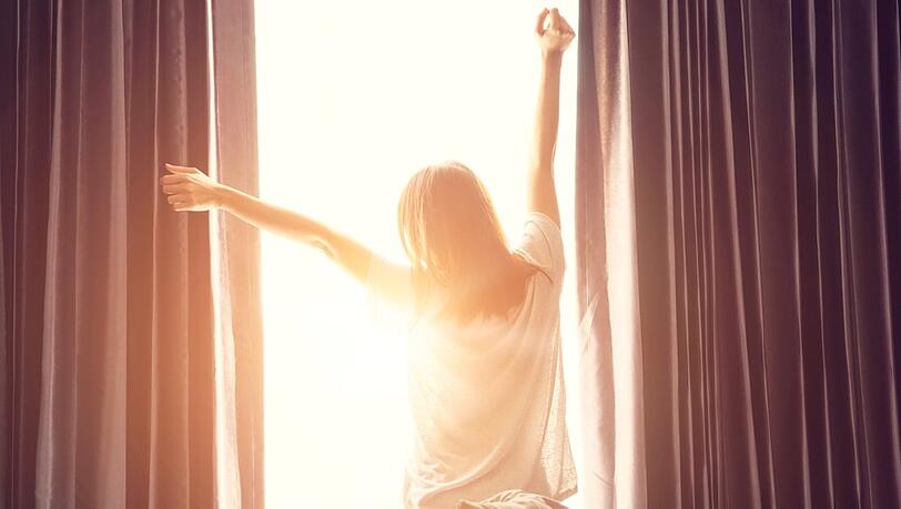 Aufwachen! In der Nacht von Samstag auf Sonntag müssen wir auf eine Stunde Schlaf verzichten. Aufwachen! In der Nacht von Samstag auf Sonntag müssen wir auf eine Stunde Schlaf verzichten.