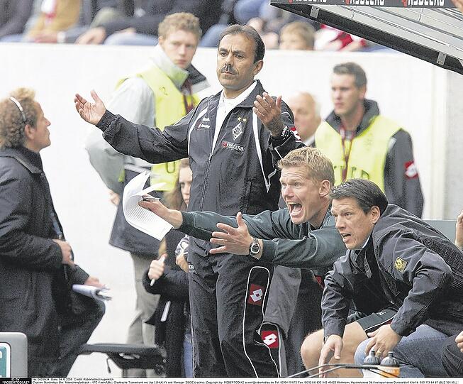 Ratlosigkeit und Entsetzen auf der Bank: Jos Luhukay (links) beim 1:2 gegen Köln neben Co-Trainer Markus Gellhaus und Sportdirektor Christian Ziege. Foto: Robertodiaz/Augenklick