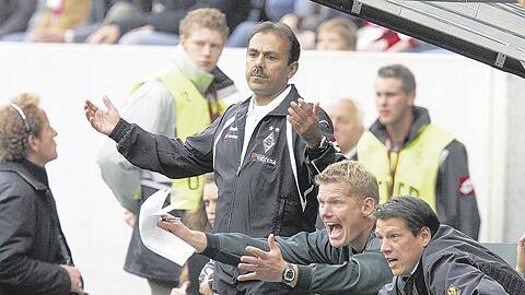 Ratlosigkeit und Entsetzen auf der Bank: Jos Luhukay (links) beim 1:2 gegen Köln neben Co-Trainer Markus Gellhaus und Sportdirektor Christian Ziege. Foto: Robertodiaz/Augenklick