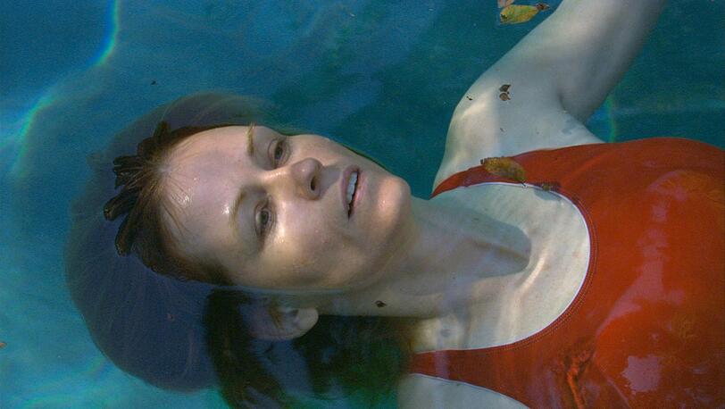 Eine Szene aus der 1-Kanal-Videoinstallation "House with Pool" von Teresa Hubbard und Alexander Birchler.