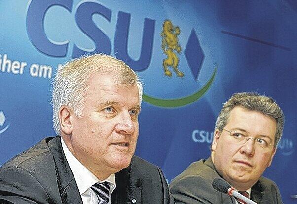 So richtig überzeugt wirkt er noch nicht: CSU-Chef Horst Seehofer präsentiert nun doch Markus Ferber (r.) als Spitzenkandidat. Foto: ddp