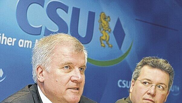 So richtig überzeugt wirkt er noch nicht: CSU-Chef Horst Seehofer präsentiert nun doch Markus Ferber (r.) als Spitzenkandidat. Foto: ddp So richtig überzeugt wirkt er noch nicht: CSU-Chef Horst Seehofer präsentiert nun doch Markus Ferber (r.) als Spitzenkandidat. Foto: ddp