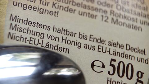 Verbraucherschützer monieren vage Angaben zur Honig-Herkunft "aus EU-Ländern und Nicht-EU-Ländern". (Archivbild)