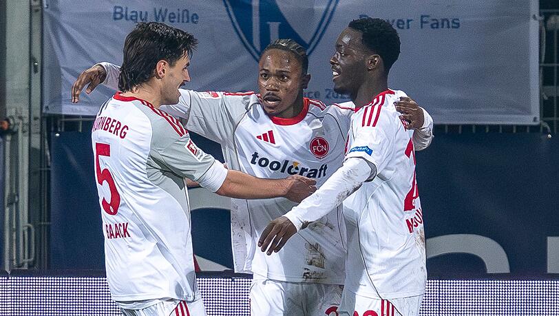 Der N&uuml;rnberger Mohamed Al&igrave; Zoma (Mitte) bejubelt mit den Vorlagengebern Tom Baack (links) und Rabby Nzingoula seinen Treffer zur 1:0-F&uuml;hrung.