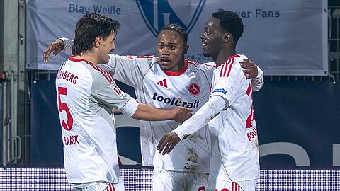 Der N&uuml;rnberger Mohamed Al&igrave; Zoma (Mitte) bejubelt mit den Vorlagengebern Tom Baack (links) und Rabby Nzingoula seinen Treffer zur 1:0-F&uuml;hrung.