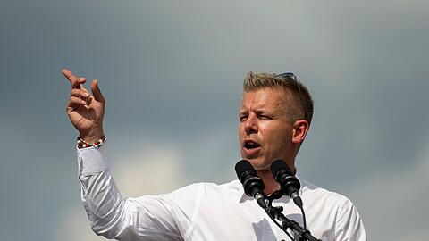 Auf diesen Mann setzen viele Gegner von Orban in Br&uuml;ssel: Peter Magyar ist der wichtigste Herausforderer bei der Parlamentswahl am 12. April. (Archivbild)