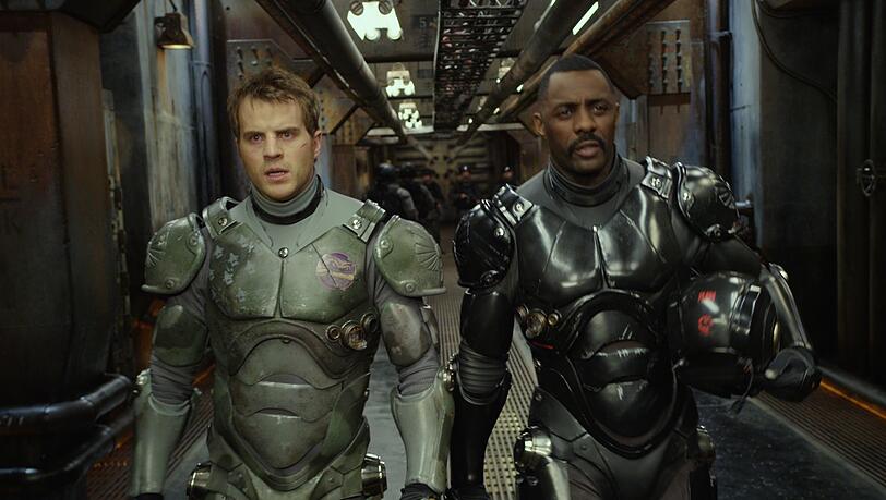 Pilot Becket (Charlie Hunnam, links, mit Idris Elba) kämpft für die Zukunft der Menschheit. Pilot Becket (Charlie Hunnam, links, mit Idris Elba) kämpft für die Zukunft der Menschheit.