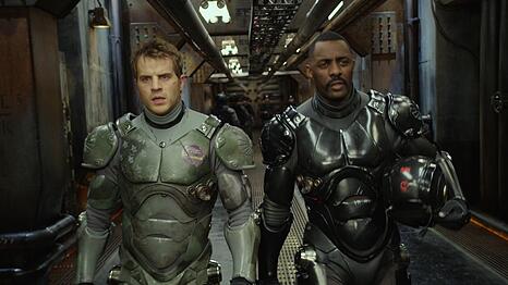 Pilot Becket (Charlie Hunnam, links, mit Idris Elba) k&auml;mpft f&uuml;r die Zukunft der Menschheit.