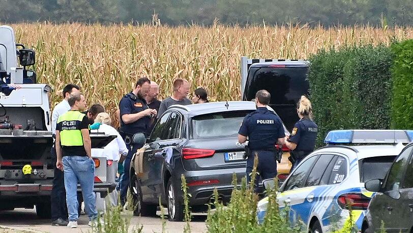 Die Polizei fand den abgestellten Audi des Täters, der seine Flucht zunächst zu Fuß fortsetzte. Die Polizei fand den abgestellten Audi des Täters, der seine Flucht zunächst zu Fuß fortsetzte.