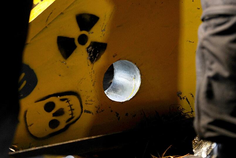 Der Castor rollt weiter, die Proteste halten an: Nach einer langen Protestnacht gegen den Castor-Transport ins niedersächsische Zwischenlager Gorleben haben Atomkraftgegner auch am Montag ihre Blockaden fortgesetzt - die Protest-Bilder der vergangenen Tage.