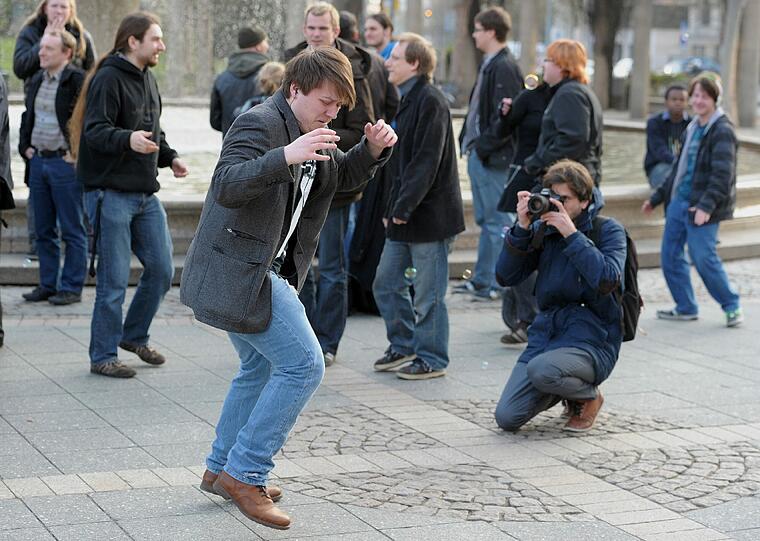 Nur wenige Menschen beteiligen sich am Freitag (06.04.2012) in Frankfurt am Main an einer "Tanzdemo" gegen das in Hessen geltende Tanzverbot zu Karfreitag.