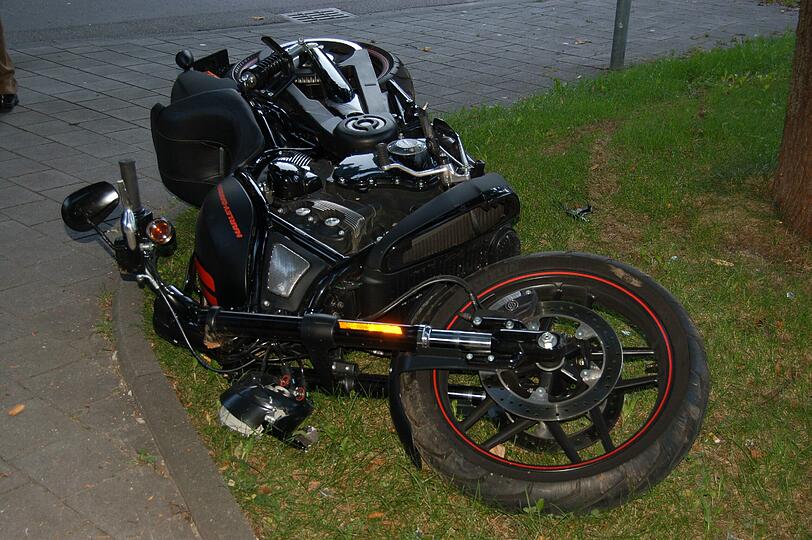Der Mann wurde bei dem Unfall schwer verletzt. Im Bild: Das verunfallte Motorrad.