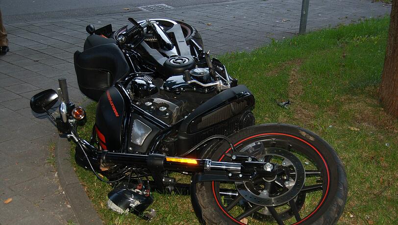 Der Mann wurde bei dem Unfall schwer verletzt. Im Bild: Das verunfallte Motorrad. Der Mann wurde bei dem Unfall schwer verletzt. Im Bild: Das verunfallte Motorrad.