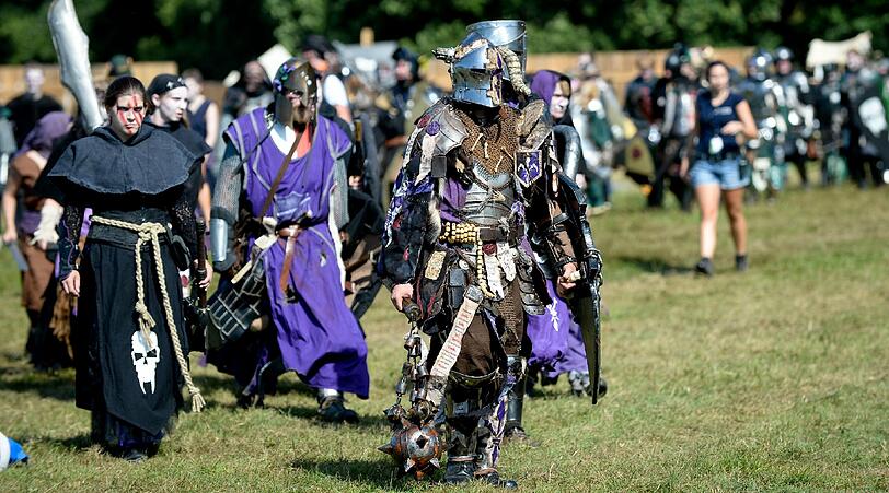 Rund 8000 Menschen treffen sich zum interaktiven Rollenspiel "ConQuest of Mythodea". Sehen Sie hier einige Bilder aus dem Jahr 2013