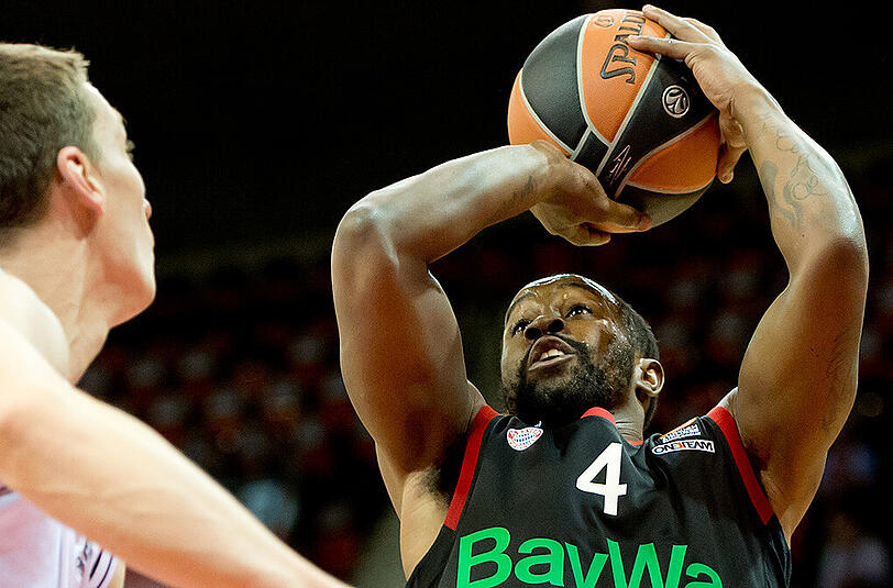 Bo McCalebb (r) bleibt dem FC Bayern Basketball zunächst erhalten.