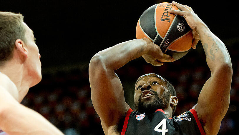 Bo McCalebb (r) bleibt dem FC Bayern Basketball zunächst erhalten. Bo McCalebb (r) bleibt dem FC Bayern Basketball zunächst erhalten.