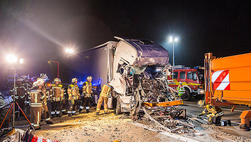 In einem Baustellenbereich auf der A99 kam es am Mittwochabend zu einem schweren Unfall. In einem Baustellenbereich auf der A99 kam es am Mittwochabend zu einem schweren Unfall.
