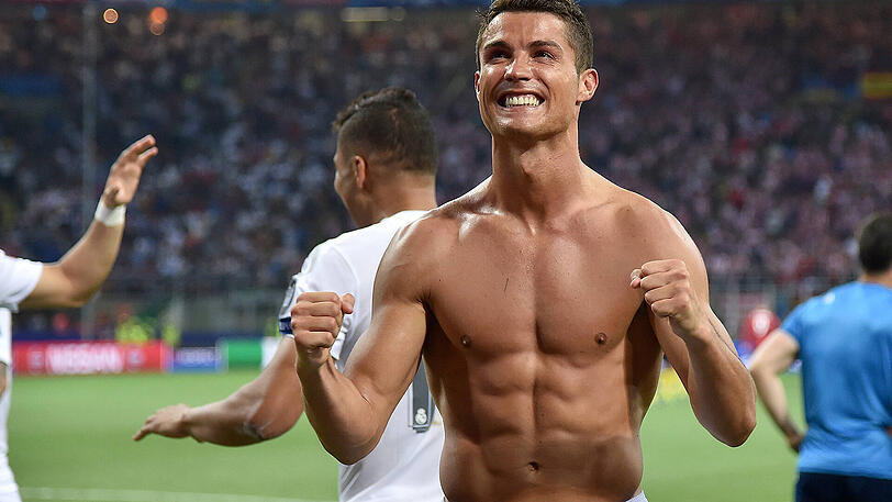 Cristiano Ronaldo = Sixpack. Seit Jahren gilt der Superstar von Real Madrid als Sinnbild für einen perfekt durchtrainierten Körper - und den kann er nicht oft genug zur Schau stellen.
