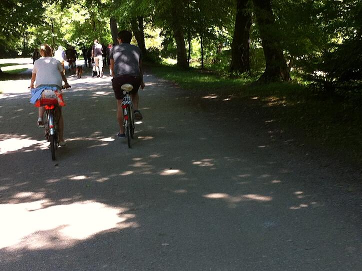 Im Schatten durch den Englischen Garten.