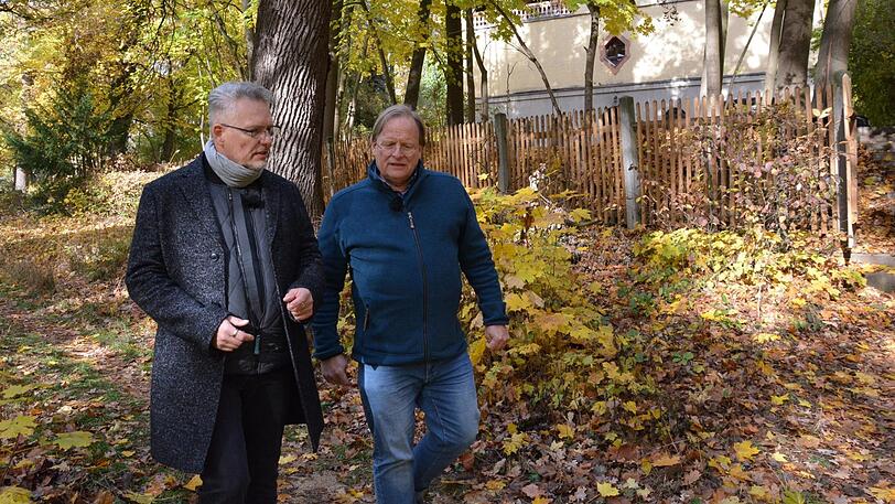Florian S. (l.) erzählt Dietrich Grönemeyer beim gemeinsamen Spaziergang, wie sich seine Wertvorstellungen mit den Schulden verändert haben.