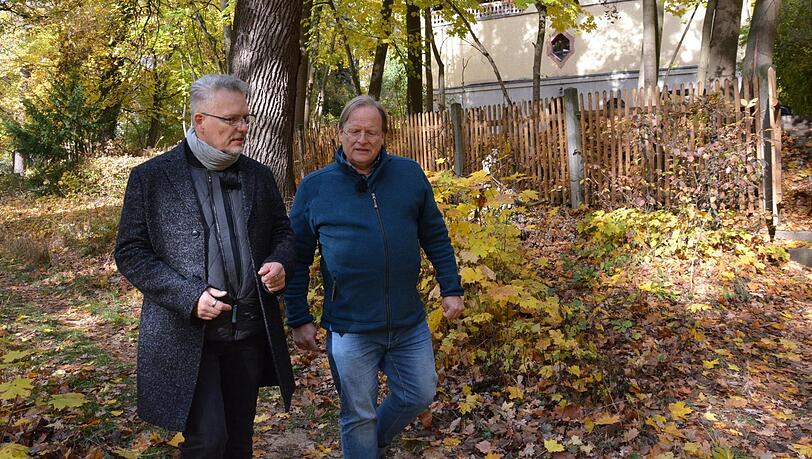 Florian S. (l.) erzählt Dietrich Grönemeyer beim gemeinsamen Spaziergang, wie sich seine Wertvorstellungen mit den Schulden verändert haben. Florian S. (l.) erzählt Dietrich Grönemeyer beim gemeinsamen Spaziergang, wie sich seine Wertvorstellungen mit den Schulden verändert haben.
