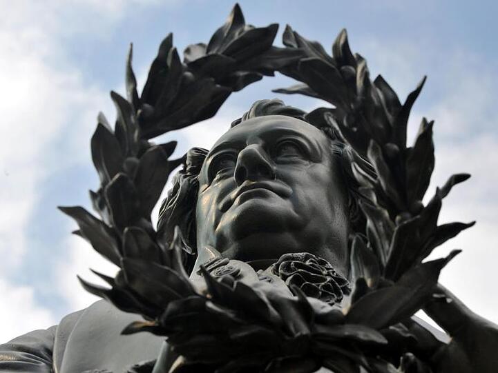 Der Dichterfürst Johann Wolfgang von Goethe als Denkmal in Weimar.