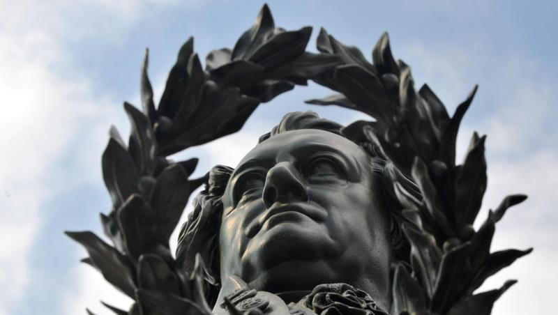 Der Dichterfürst Johann Wolfgang von Goethe als Denkmal in Weimar. Der Dichterfürst Johann Wolfgang von Goethe als Denkmal in Weimar.