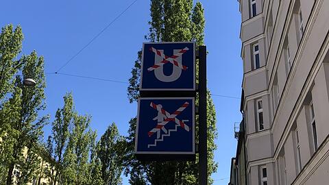 Seit Montag weisen die Schilder an den U-Bahn-Stationen Poccistra&szlig;e und Goetheplatz auf die Sperrung hin, die in der ersten Phase der Bauarbeiten vier Monate andauern wird.
