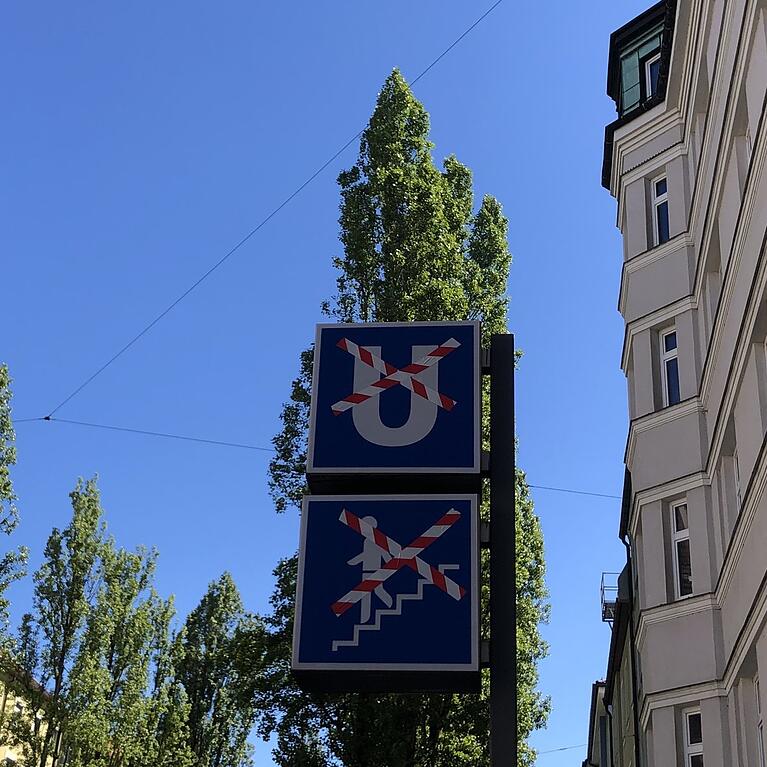 Seit Montag weisen die Schilder an den U-Bahn-Stationen Poccistra&szlig;e und Goetheplatz auf die Sperrung hin, die in der ersten Phase der Bauarbeiten vier Monate andauern wird.