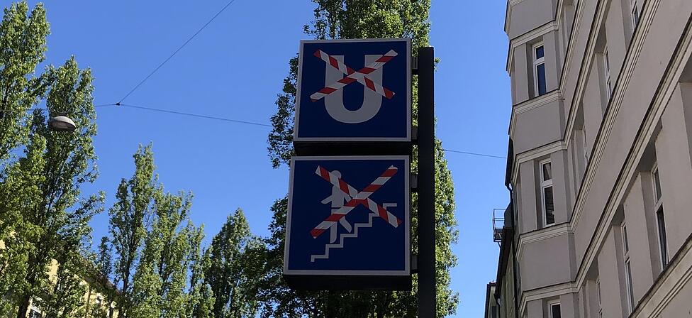 Seit Montag weisen die Schilder an den U-Bahn-Stationen Poccistra&szlig;e und Goetheplatz auf die Sperrung hin, die in der ersten Phase der Bauarbeiten vier Monate andauern wird.