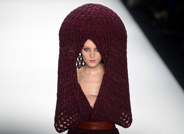Für enorme Frisuren, die aber niemand sehen soll: Der Häkelpulli mit Extrem-Kapuze vom spanischen Designer Leandro Cano.