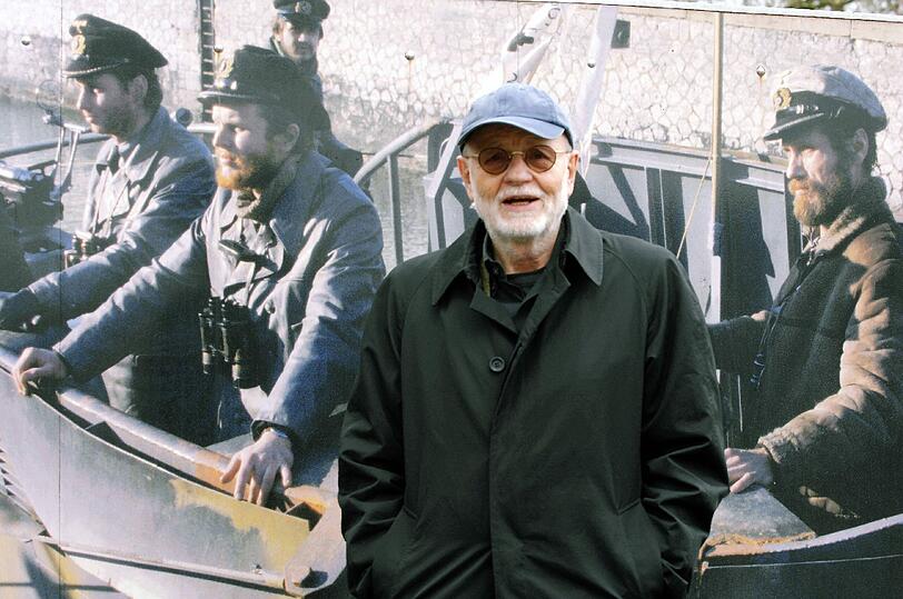 Günther Rohrbach 2007 vor einem Plakat des Films "Das Boot" - der Filmproduzent und ehemalige Bavaria-Chef hat den deutschen Klassiker finanziert